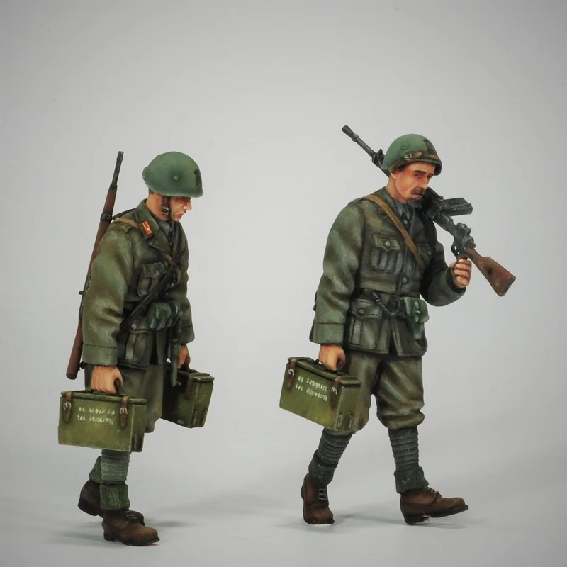 1/35 Scale Resin Figure Model Kit History Military Soldier Marching 2 Persons Unassembled and Unpainted DIY Toy Model Collection