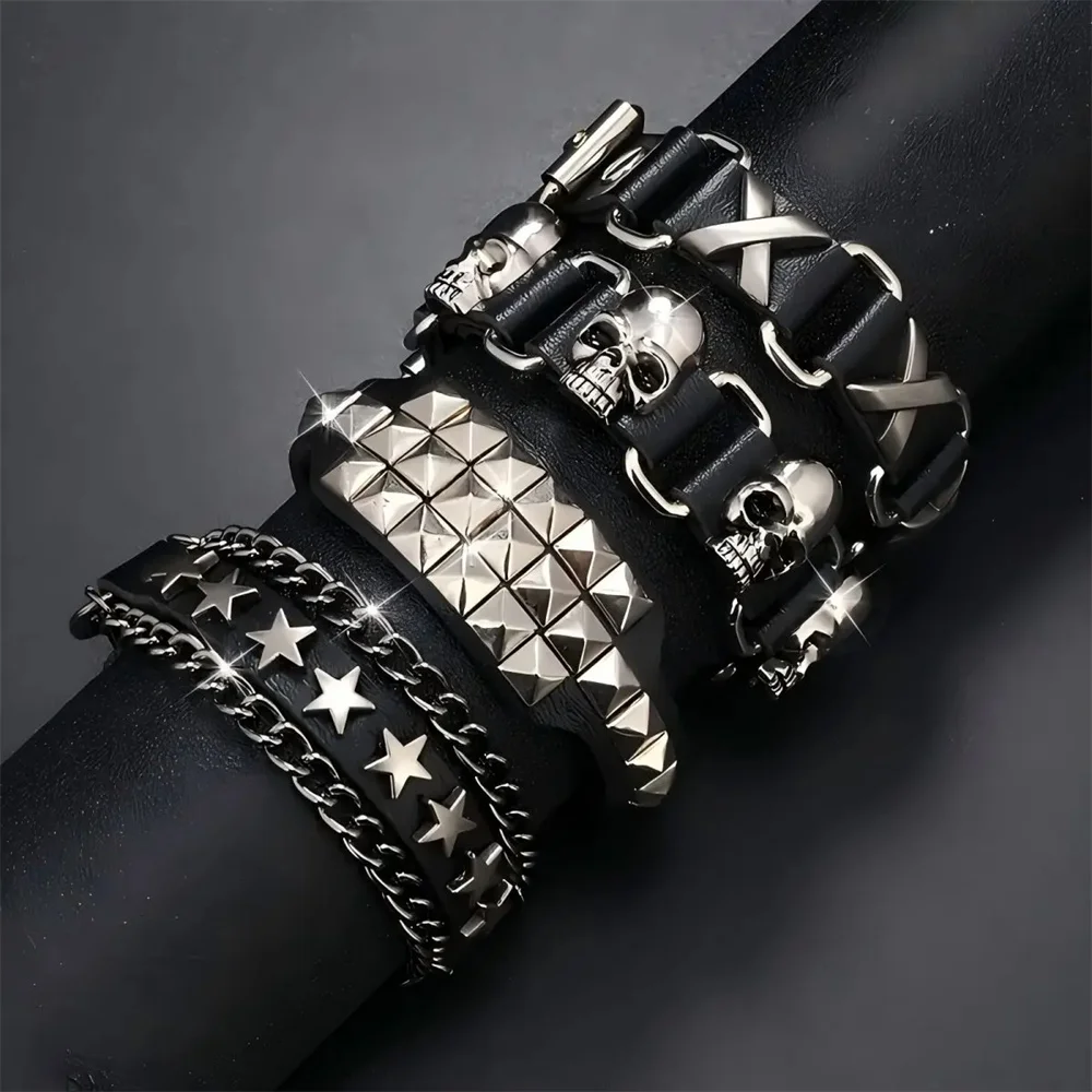 Punk-Armband aus Kunstleder mit Totenkopf-Motiv und Nieten, geeignet für den Alltag, festliche Partys, als stilvolles Accessoire oder Geschenk.