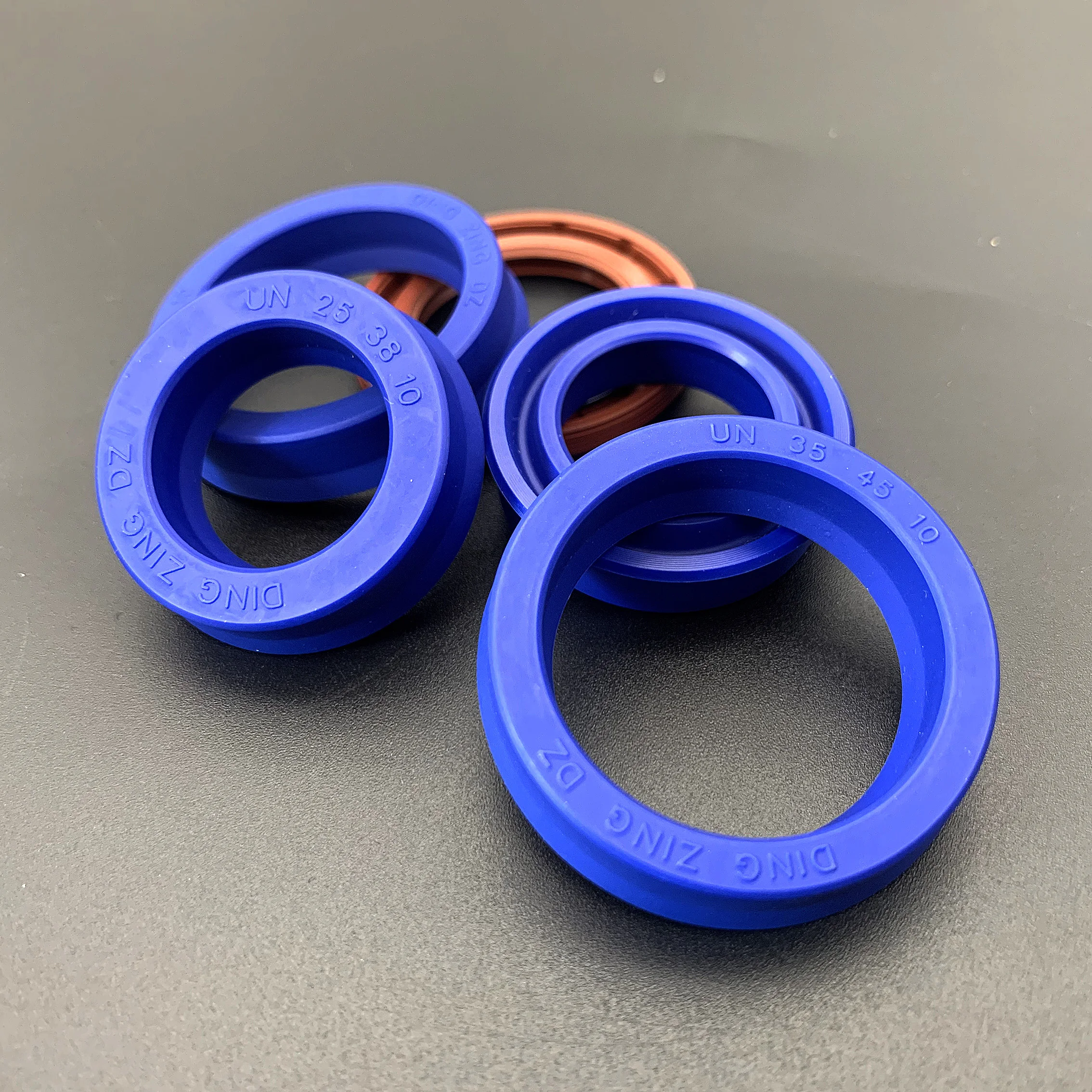 

Качественное синее полиуретановое уплотнение вала UN, внутренний диаметр 48 мм ~ 52 мм, наружный диаметр 57 мм ~ 70 мм, водонепроницаемое, пылезащитное, маслостойкое и износостойкое