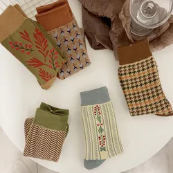 Autumn and Winter New Combed Cotton Padded Socks Female Japanese Retro Houndstooth Flower Trend Tube Cotton Socks.