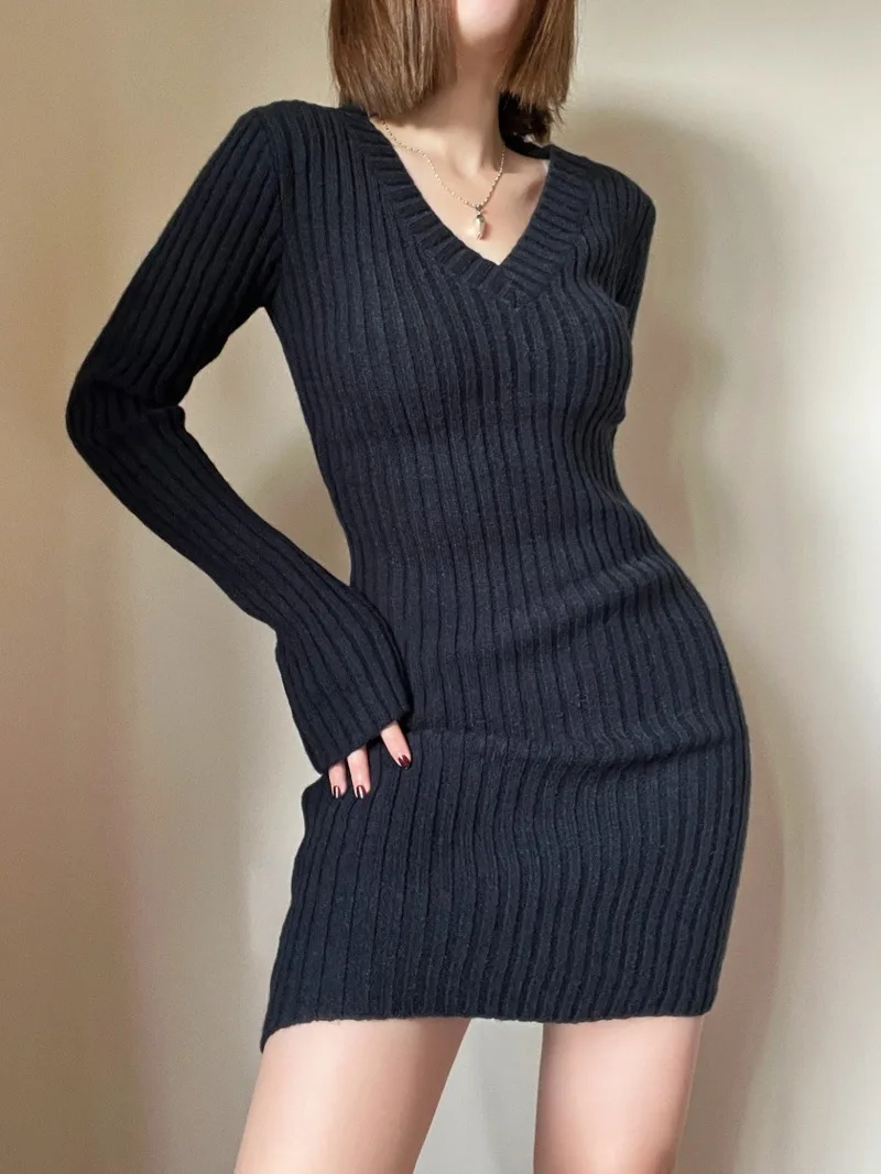 Würziges Mädchen sexy V-Ausschnitt gestrickt Langarm Kleid Frauen Herbst/Winter neue schlanke eng anliegende hohe Taille Wickel Hüfte festes Kleid Orrc