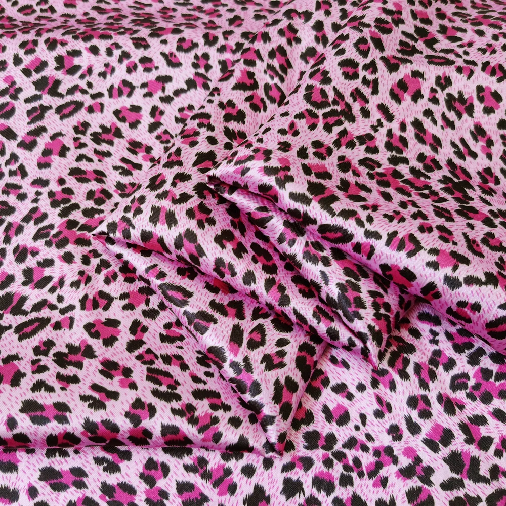 1 Meter x 1,48 Meter Afrika-Leopardenmuster Satinstoff für Schals, Kleider, Pyjamas und Futter – Detail 16