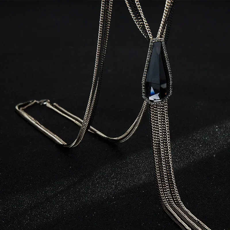 

The new crystal sweater necklace is a versatile autumn and winter tassel decoration necklace for women
