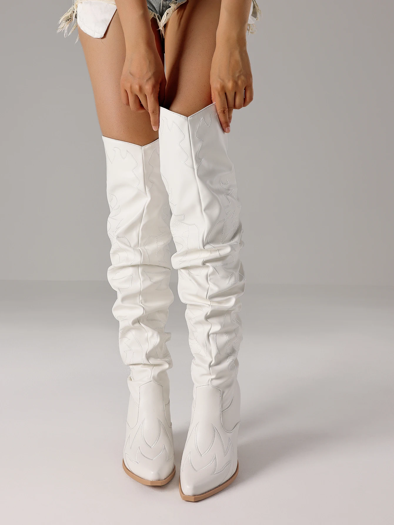 تصميم مثير فوق حذاء برقبة للركبة للمرأة حذاء بكعب سميك التطريز الرجعية الفاخرة بارد أزياء المرأة Slounchy الأحذية الغربية