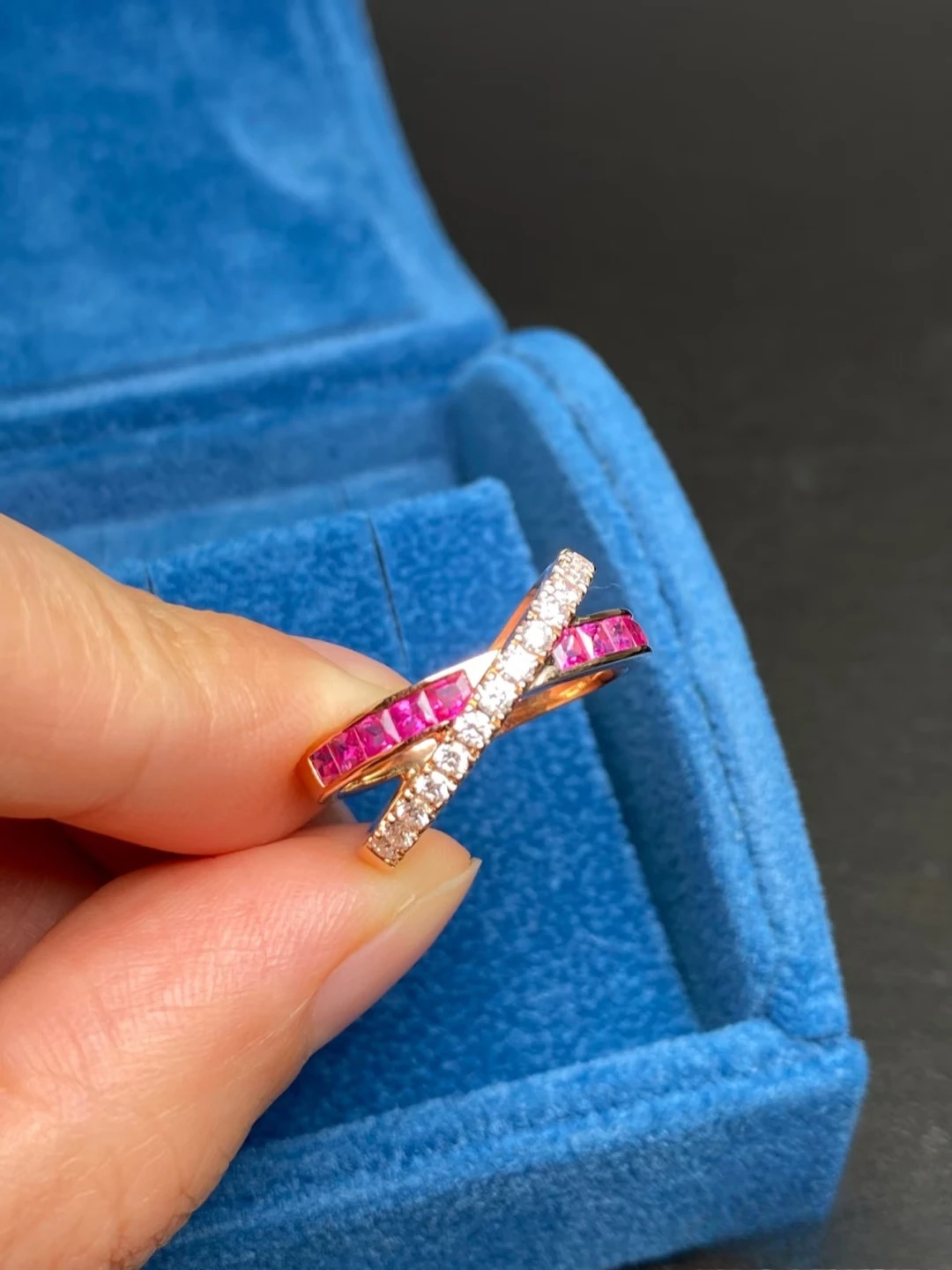 

2025 Trendy Jewelry 2025 New Pink & White Diamond Cross Ring, Fashionable, Versatile & Luxurious