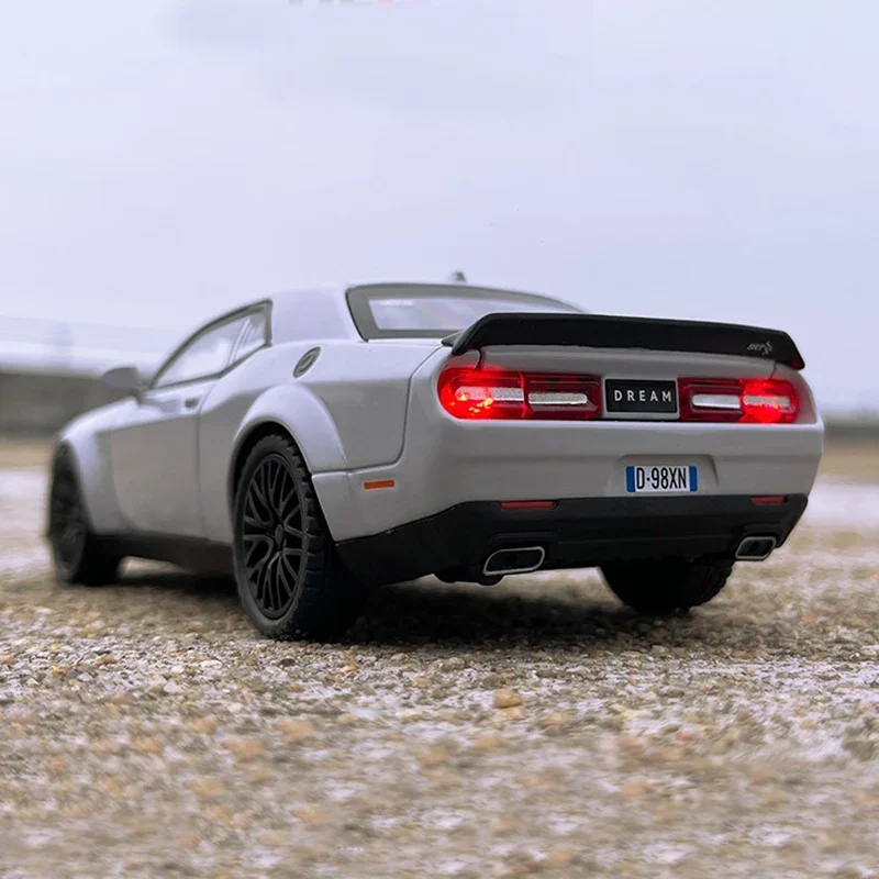 1:32 Alloy Dodge Challenger SRT Musle Car Model Diecasts Metal Sports Car Model Simulation Sound Light Collection Boys Toy Gift