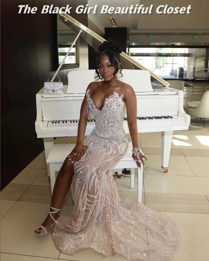 Luxury White Cocktail Dresses 2024 African Girls Appliqued Rhinestone Beaded Prom Dresses High Slit Sheath Tassel Gowns