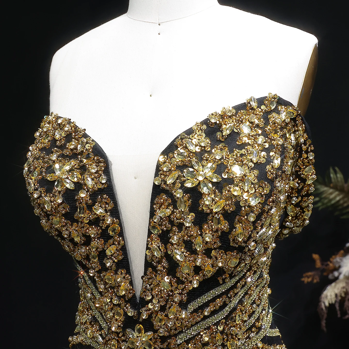 Sharon Said Schwarzes schulterfreies Kleid mit tiefem V-Ausschnitt und schweren Perlenverzierungen, kurzes Cocktailkleid für Abschlussball und Party, Dubai, RM131, maßgeschneidert – Detail 17