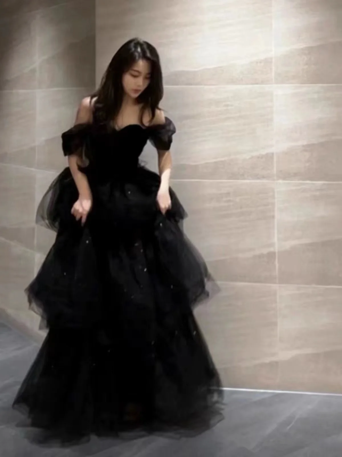 

Элегантное черное платье для девочек-подростков: для выступлений, фотосессий, церемоний, дней рождения, вечеринок. Длинное, простое, стильное.