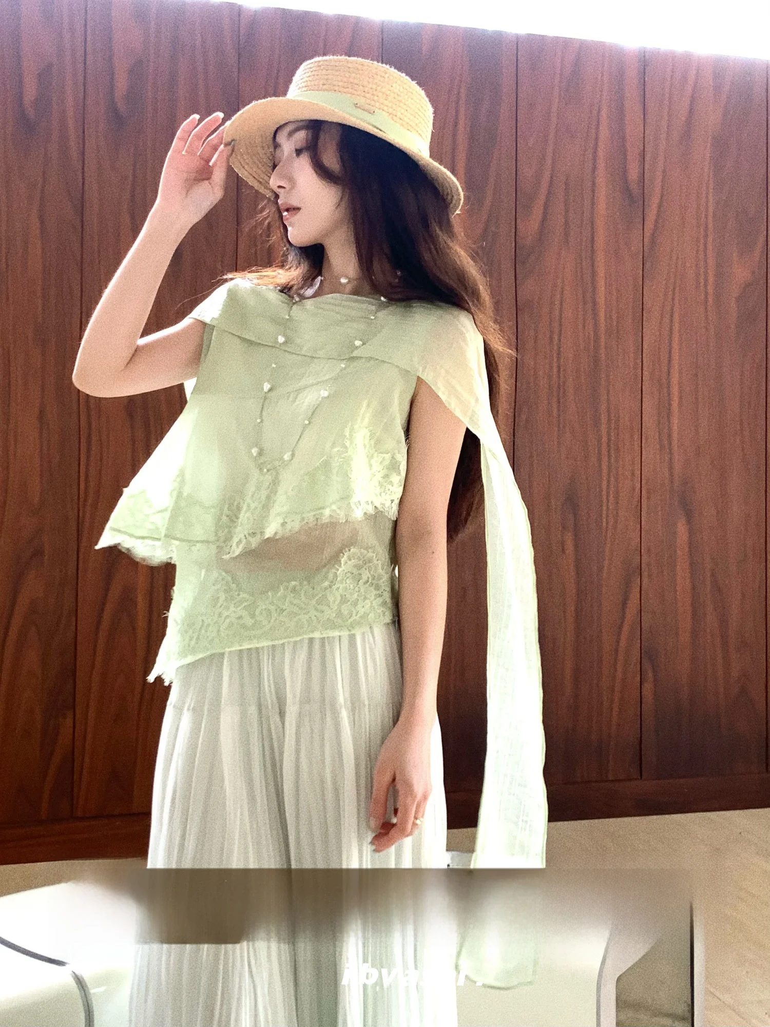 

Летняя кружевная блузка Asi by Asi: асимметричный шелковый топ без рукавов с узором в виде листьев, французский стиль, прямой крой, укороченная длина