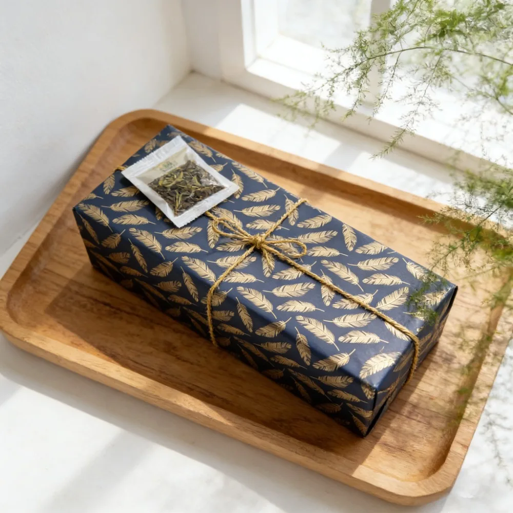 Großformatiges Geschenkpapier auf Rolle, schickes Geschenkpapier mit marineblauem und goldenem Federmuster, 17 Zoll * 118 Zoll pro Rolle – Detail 2