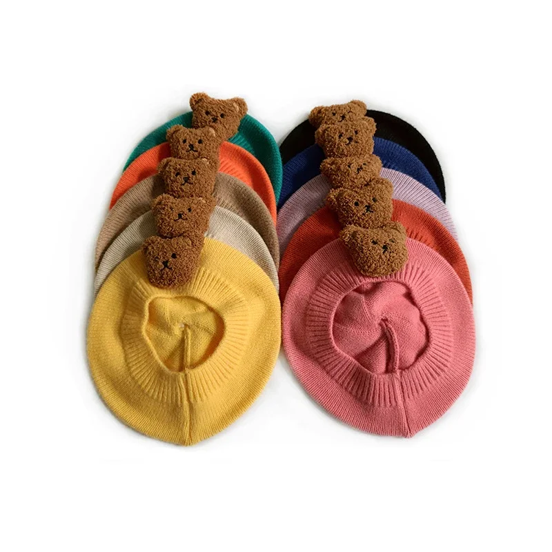 Nette Baby Mädchen Gestrickte Baskenmütze mit Bär Puppe Kinder Maler Kappe Koreanischen Stil Motorhaube Beanie Künstler Mädchen Jungen Winter Kopfbedeckungen