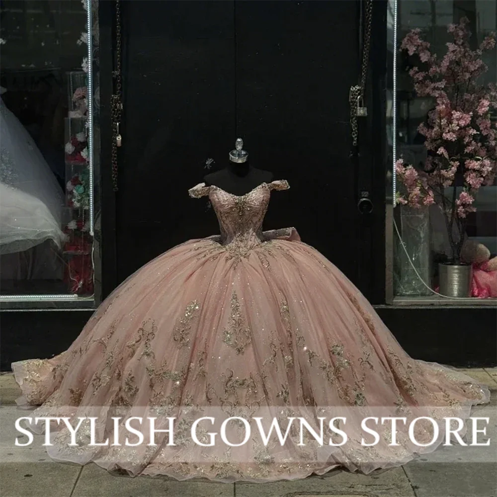 Sukienka na Quinceañerę w kolorze pudrowego różu, z kokardą, koralikami i peleryną, formalna sukienka na przyjęcie, sukienki na quinceañerę dla 15-latki, szyte na miarę.