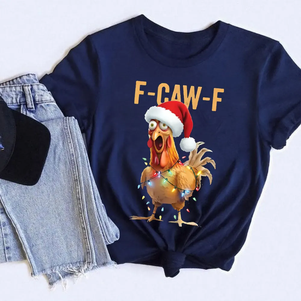 Camiseta masculina engraçada de galo de Natal preta de manga curta com texto "F-CAW-F" e galo em chapéu de Papai Noel com luzes roupas festivas