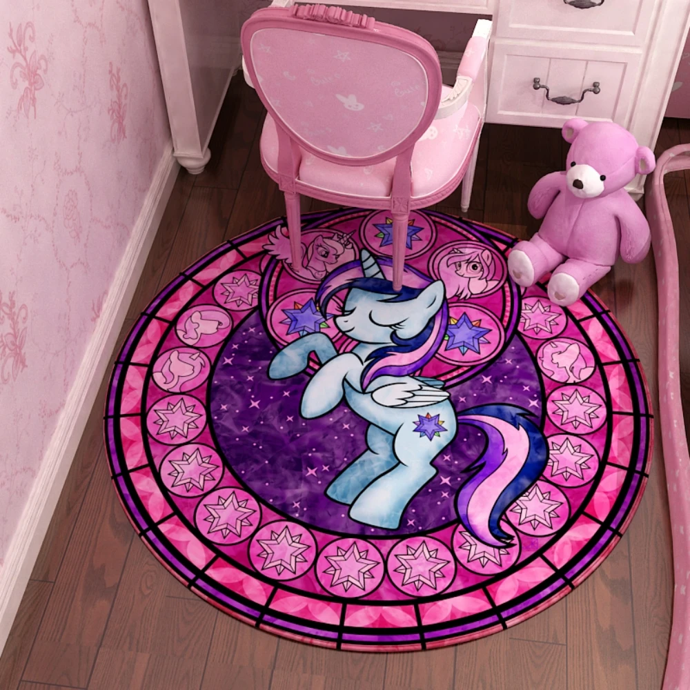 سجادة دائرية على شكل شخصية المهر المسحورة من MINISO، سجادة كرسي دوارة غريب الأطوار، سجادة أرضية لغرفة اللعب باللون الوردي الباستيل، مثالية للمروحة الصغيرة