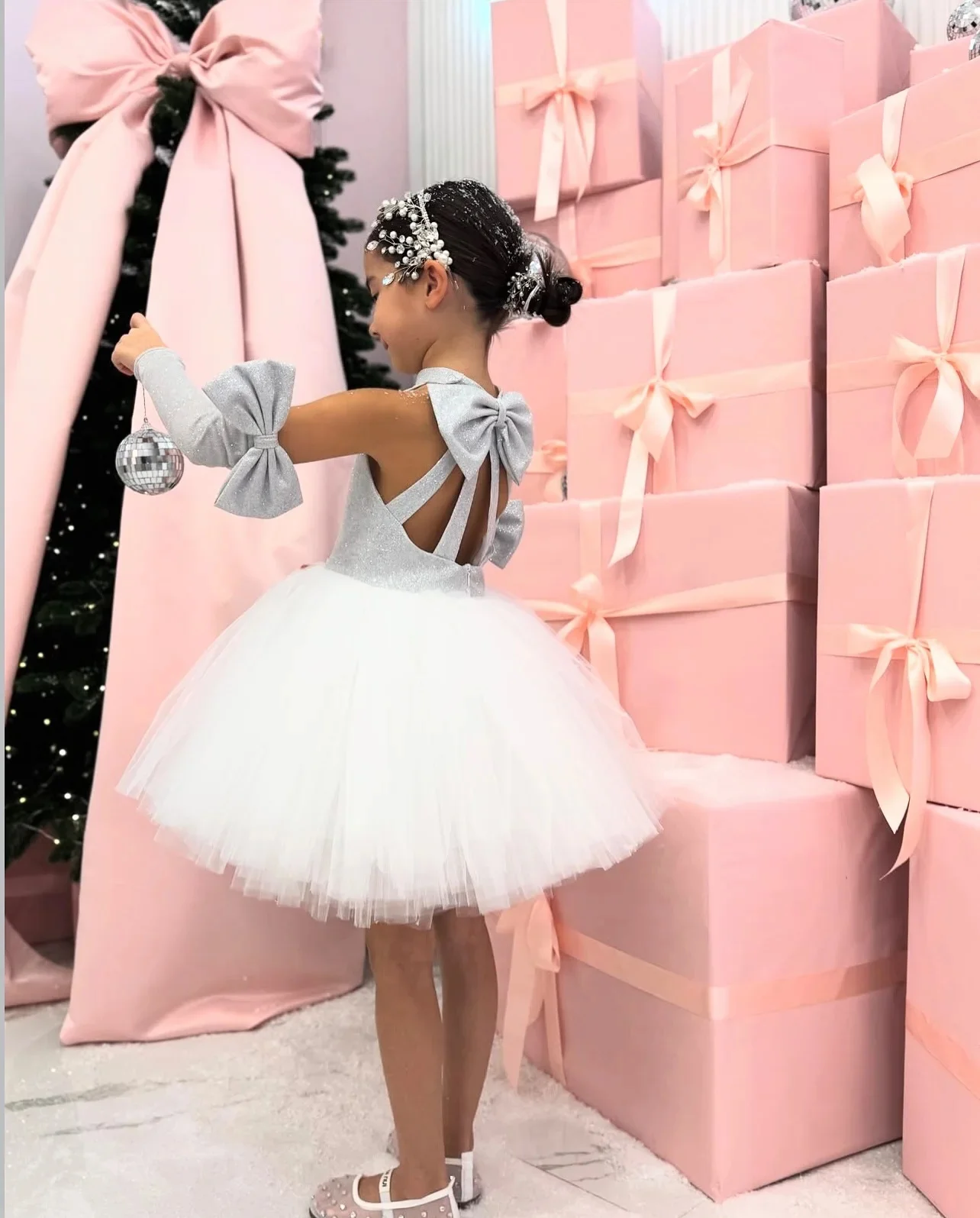 

Customized Silvery Flower Girl Dress For Wedding High Collar Sparkly Knee Length Lovely Kids Photo Shoot Birthday Banquet Gown