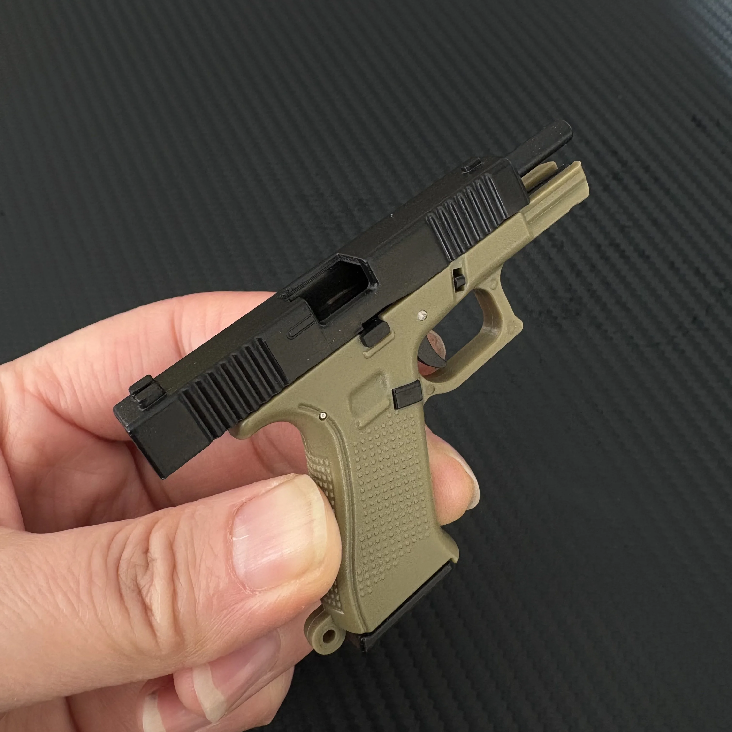 6,5 cm Mini Glock G18 Pistole Pistole Schlüsselbund Waffe Modell Zusammengebaute Sammlung Spiel Anhänger Spielzeug Erwachsene Anhänger Urlaub Geschenke