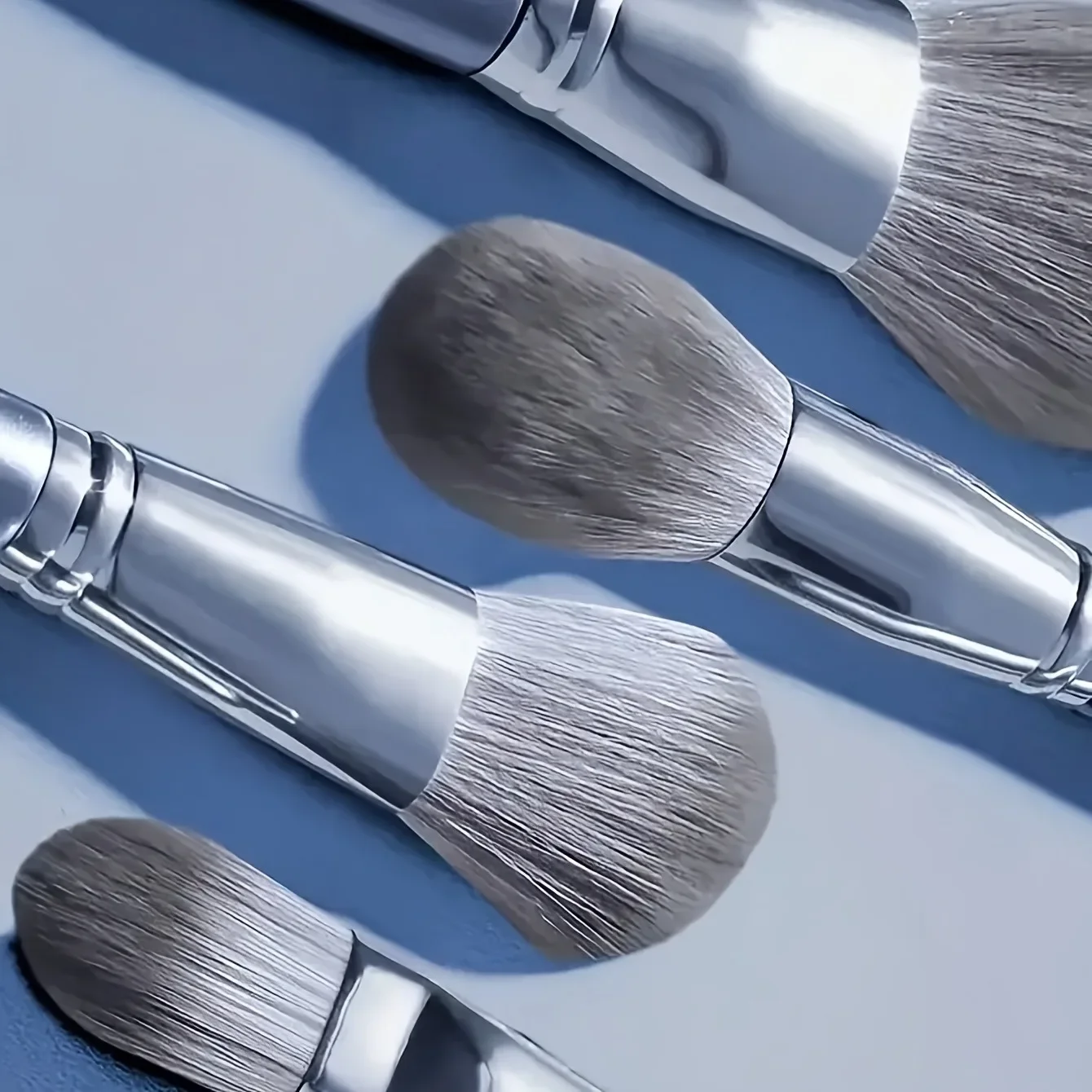14-delige zilveren professionele make-upborstelset |   Inclusief 2 pluche fluwelen soezen + 2 mengsponzen |   Vegan Cruelty-Free Brush Co
