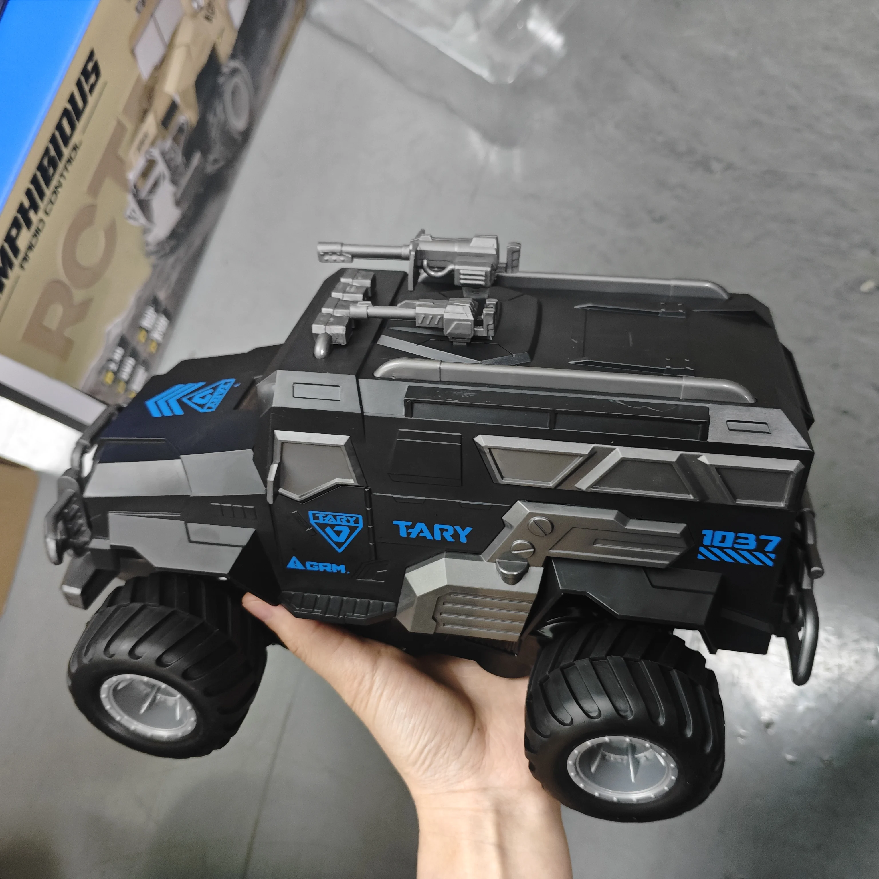 

9IMOD Q241 1/16 Waterproof Car 2.4G Amphibious Vehicle 10KM/H 4WD All-Terrain Off-Road Stunt Truck Toy Gift for Kids Adults