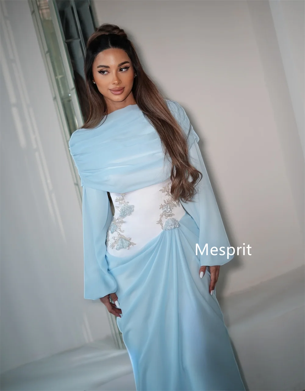 Maßgeschneiderte, exquisite Chiffon-Plissee-Kleider mit Pailletten, geradem O-Ausschnitt, lang, maßgeschneidert für besondere Anlässe, schlicht – Detail 3