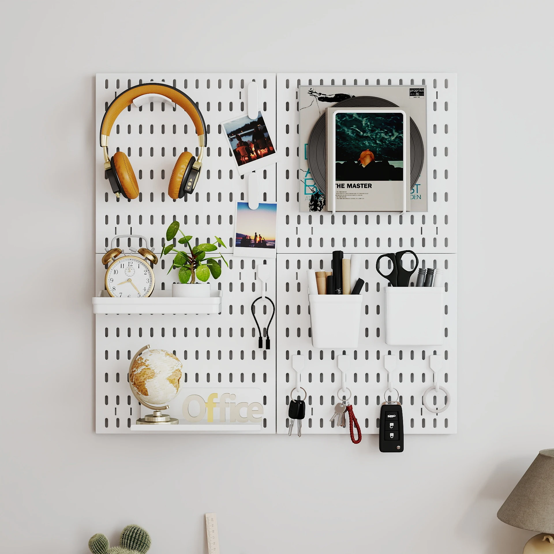 

Пластиковая настенная перфорированная панель без сверления – многофункциональное решение для хранения и организации пространства в домашней игровой комнате или для демонстрации.