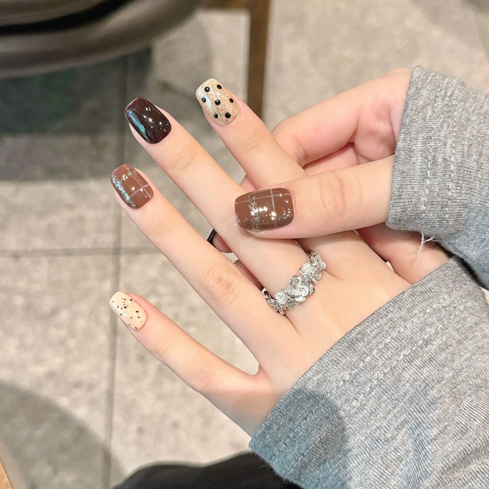 Uñas postizas hechas a mano de otoño, lindas flores a rayas, uñas acrílicas, Ballet corto, uñas postizas negras y marrones, decoración de lentejuelas brillantes