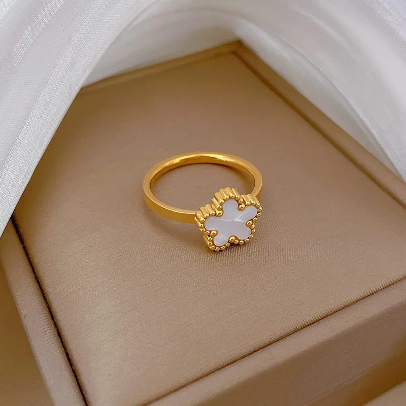 Edelstahl-Interlock-Ring mit zweifarbigen Zirkoneinlagen für Damen, trendiger stapelbarer Gold-Silber-Kontrast-Fingerschmuck als Geschenk – Detail 5