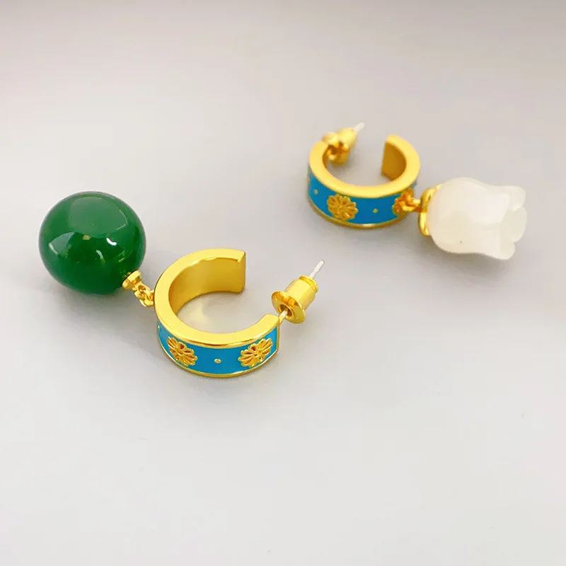 

Chinese Style Small Daisy Pattern Enamel Glaze Dripping Hoop Green Agate Bead High-end Pastoral Style Retro Earrings for Women
