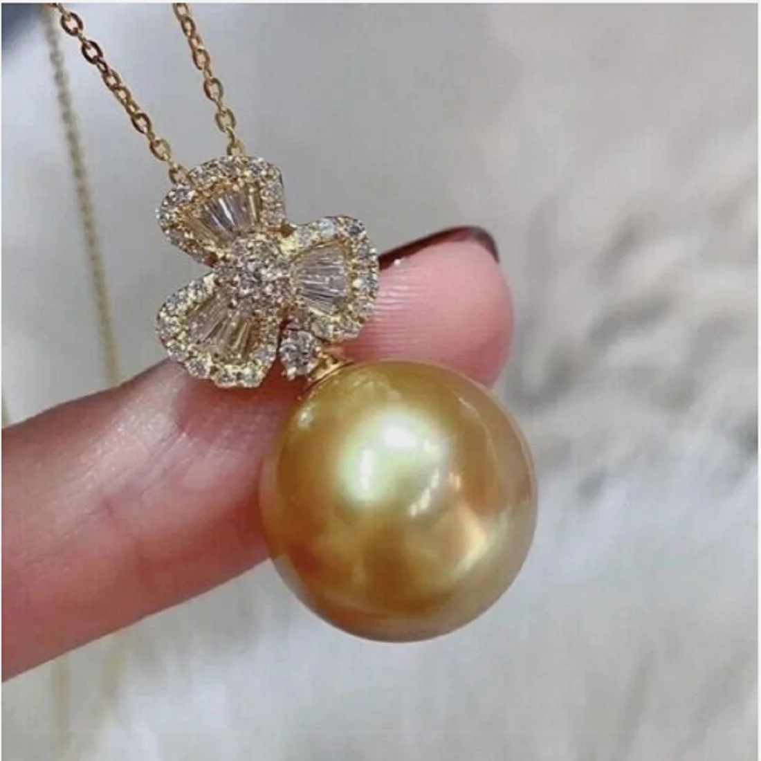 

Великолепный комплект серег с подвеской из золотистого круглого жемчуга Южного моря размером 10-11 мм AAAA++++