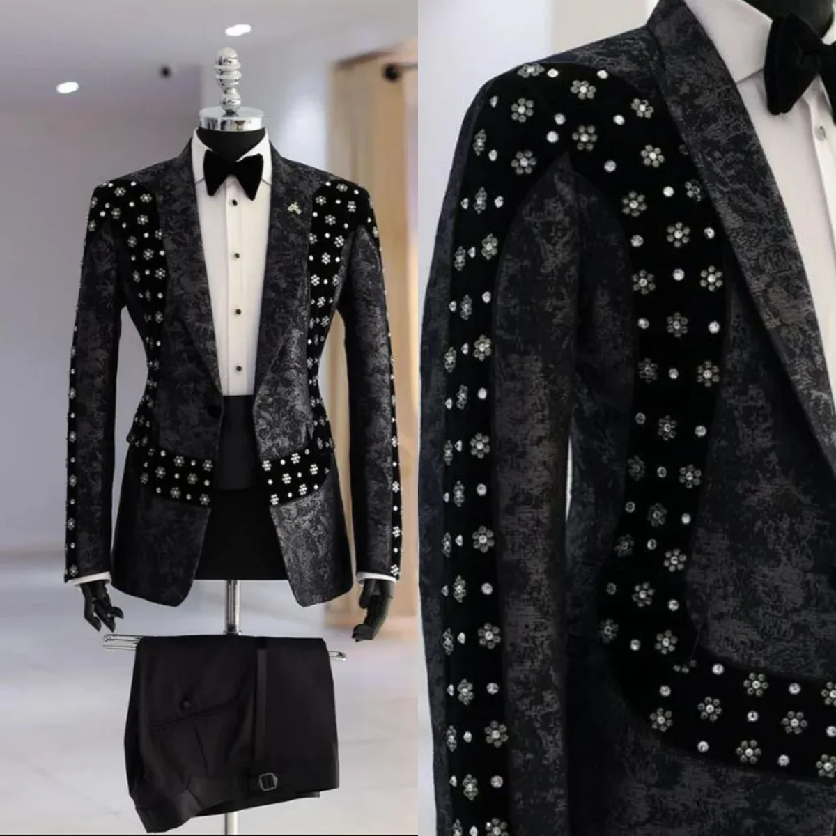 

Handsome Jacquard Men Suits For Wedding One Button Peaked Lapel Jacket Crystals Beaded Groom Tuxedos 2 Pieces Customized