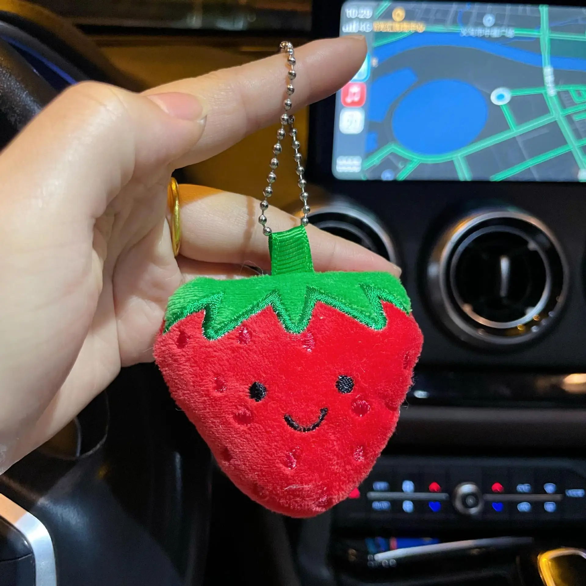 Nouveau dessin animé fraise poupée en peluche pendentif porte-clés sac à dos décoration mignon fruits créatif fraise en peluche porte-clés petit cadeau