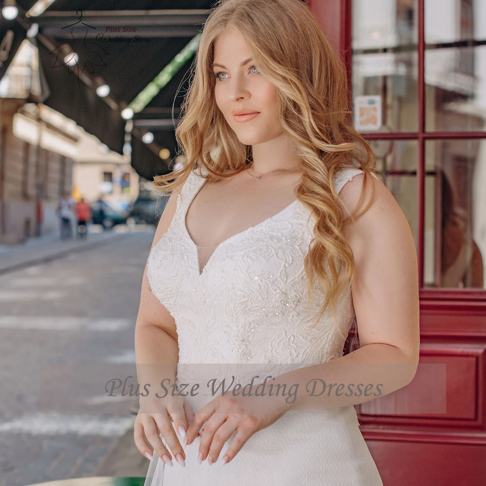 Eenvoudige trouwjurken Grote maten V-hals Mouwloze bruidsjurken Applicaties Rits aan de achterkant Tot de grond Tule Zeemeermin Robe De Mariee