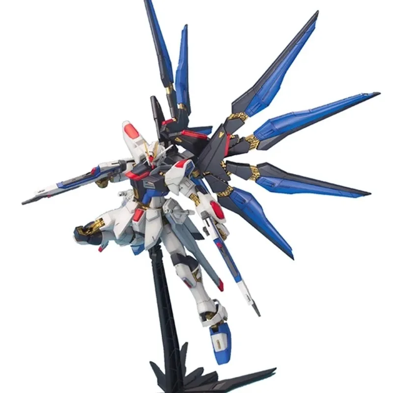 In Stock Bandai Master Grade 1/100 MG ZGMF-X20A Strike Freedom Gundam Nice Original Assembling Action Figure Model Gift Toys