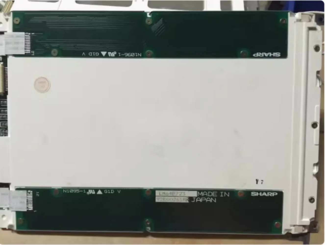 Tampilan layar LCD LM64P723