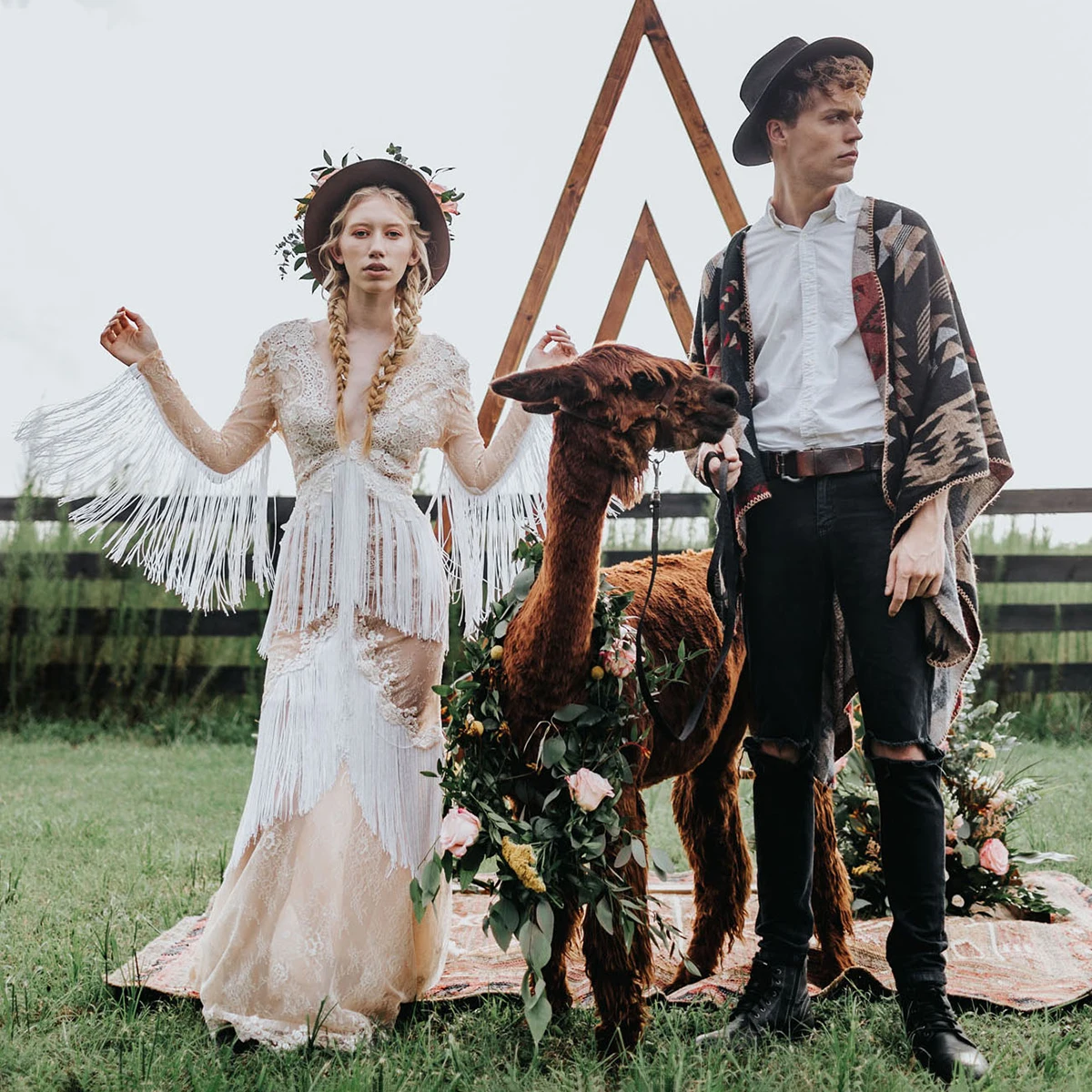 등이없는 하프 라이닝 긴 소매 프린지 웨딩 드레스 보헤미안 인어 Tassels 우아한 레이스 딥 브이 넥 맞춤형 신부 가운