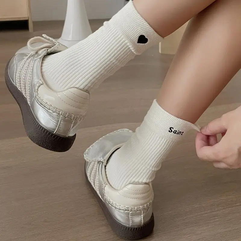 

Японские милые носки Kawaii, женские вязаные хлопковые длинные носки с вышивкой в виде сердца, осень 2024, повседневные модные носки средней длины с надписью