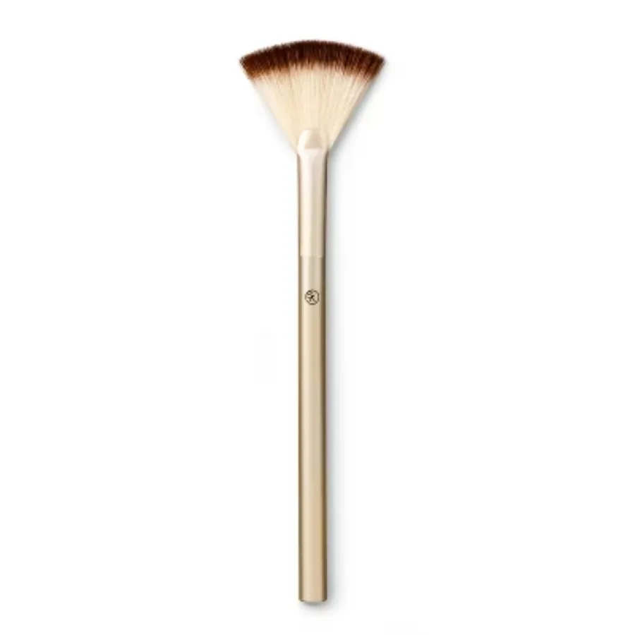 

Basic Highlight Fan Brush — кисть для хайлайтера с веерообразной щетиной для легкой и гладкой отделкой.