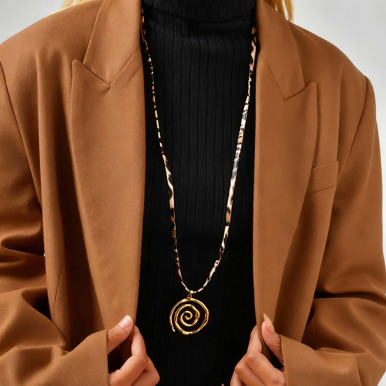 خمر الفولاذ المقاوم للصدأ هندسية دوامة قلادة متعددة الطبقات ليوبارد طباعة المخملية سلسلة قلادة للنساء مجوهرات الأزياء