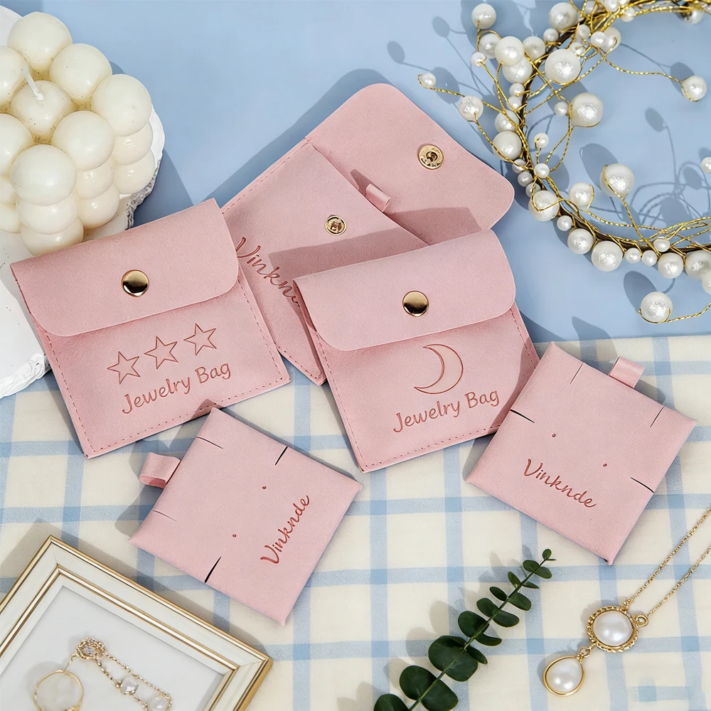 sacchetti-antipolvere-personalizzabili-con-logo-in-microfibra-rosa-per-gioielli-con-scomparto-per-cartoncino-6x6cm-per-anelli-bracciali-orecchini-collane-rossetti-oli-spille