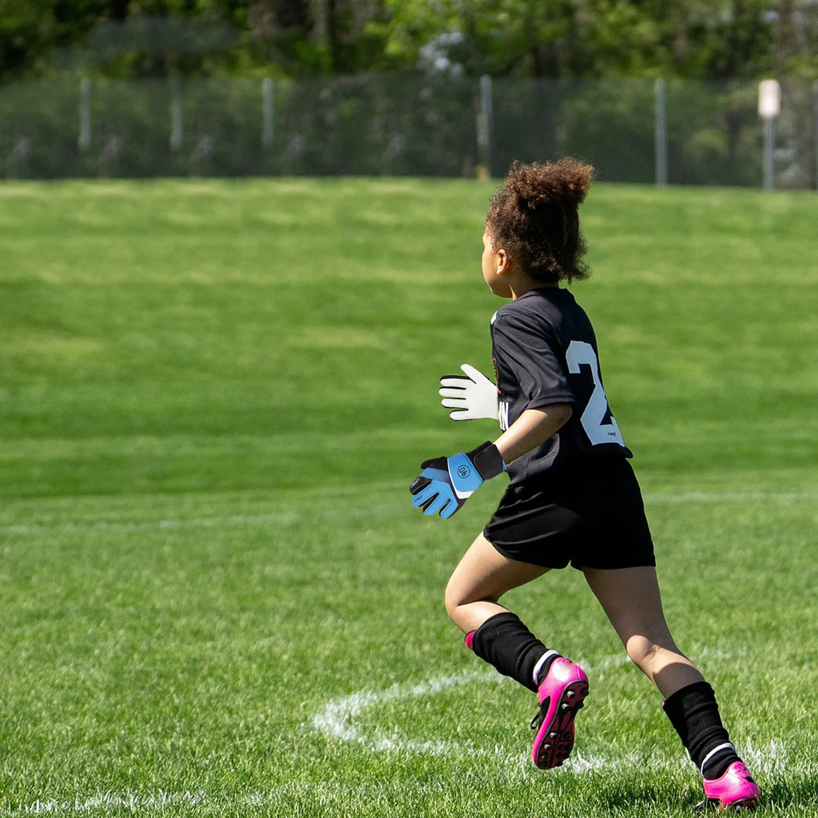 

2Pcs Children's Nonslip Goalkeeper Gloves Finger Protection Breathable Soccer Training Match Gloves Football Competition Supply