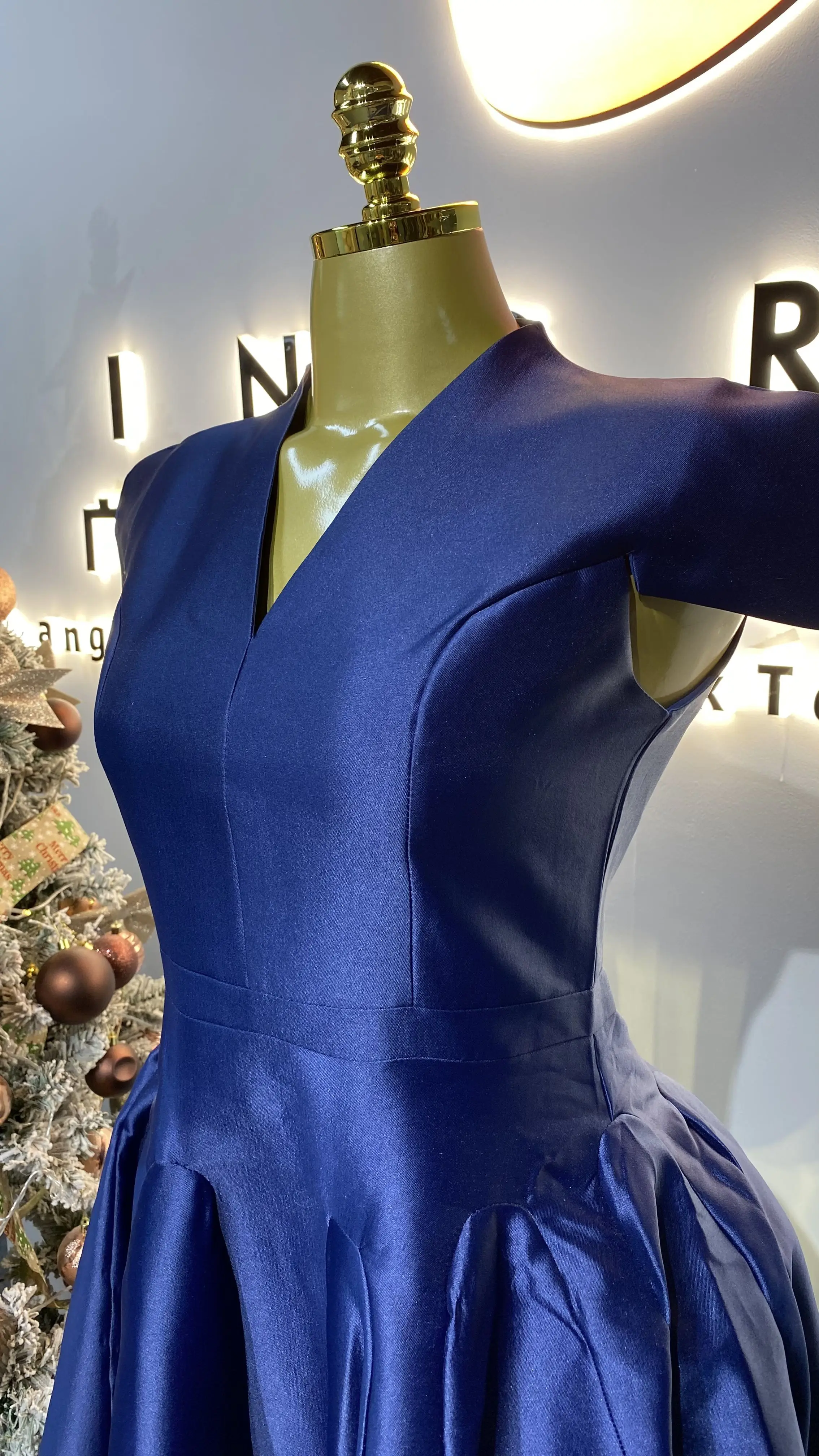 Vestido elegante de ajuste fino com decote em V sólido com manga esvoaçante e design personalizado, vestido de banquete elegante-GZXX404