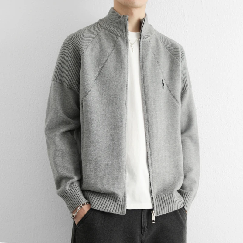 Giacca cardigan lavorata a maglia per la primavera e l'autunno Maglione con colletto rialzato con cerniera semplice e alla moda di fascia alta