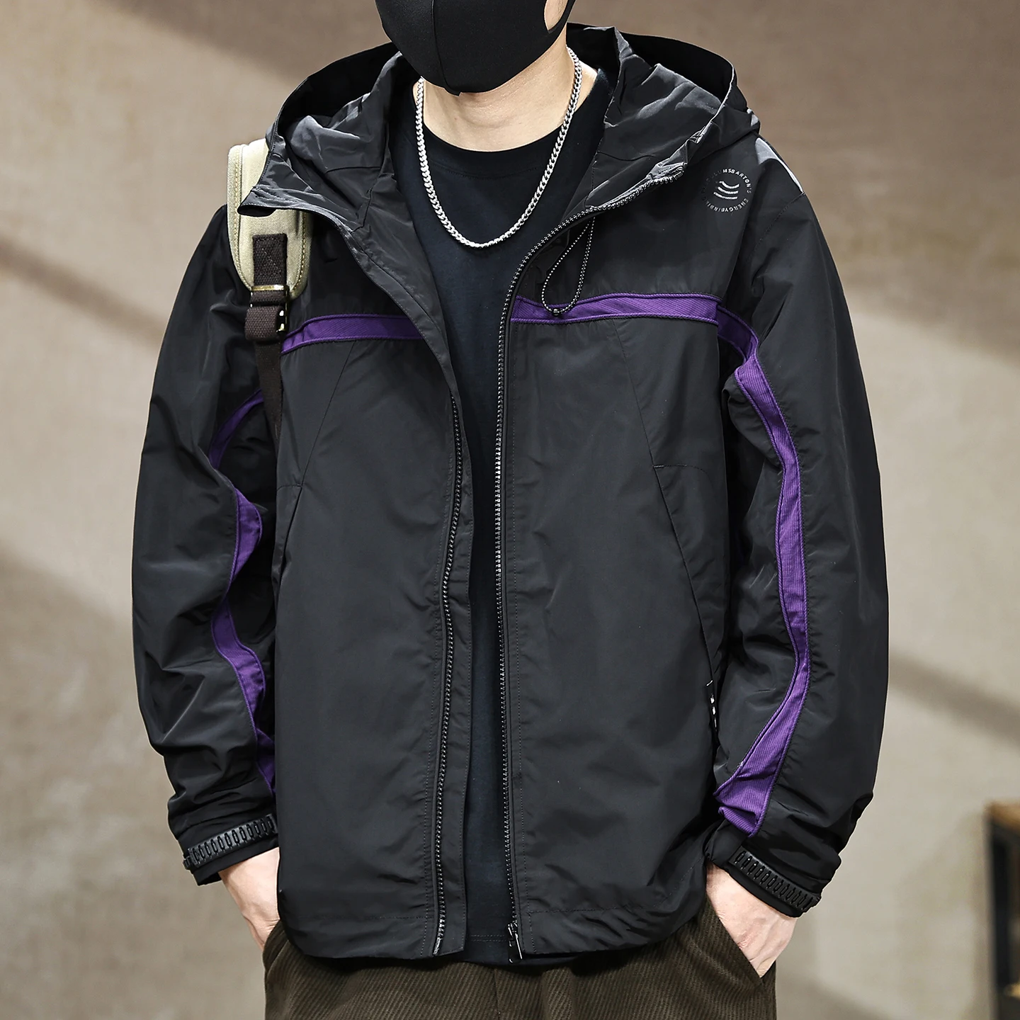 The new Spring and autumn windproof jacket for men is a loose, color-blocking and hooded jacket