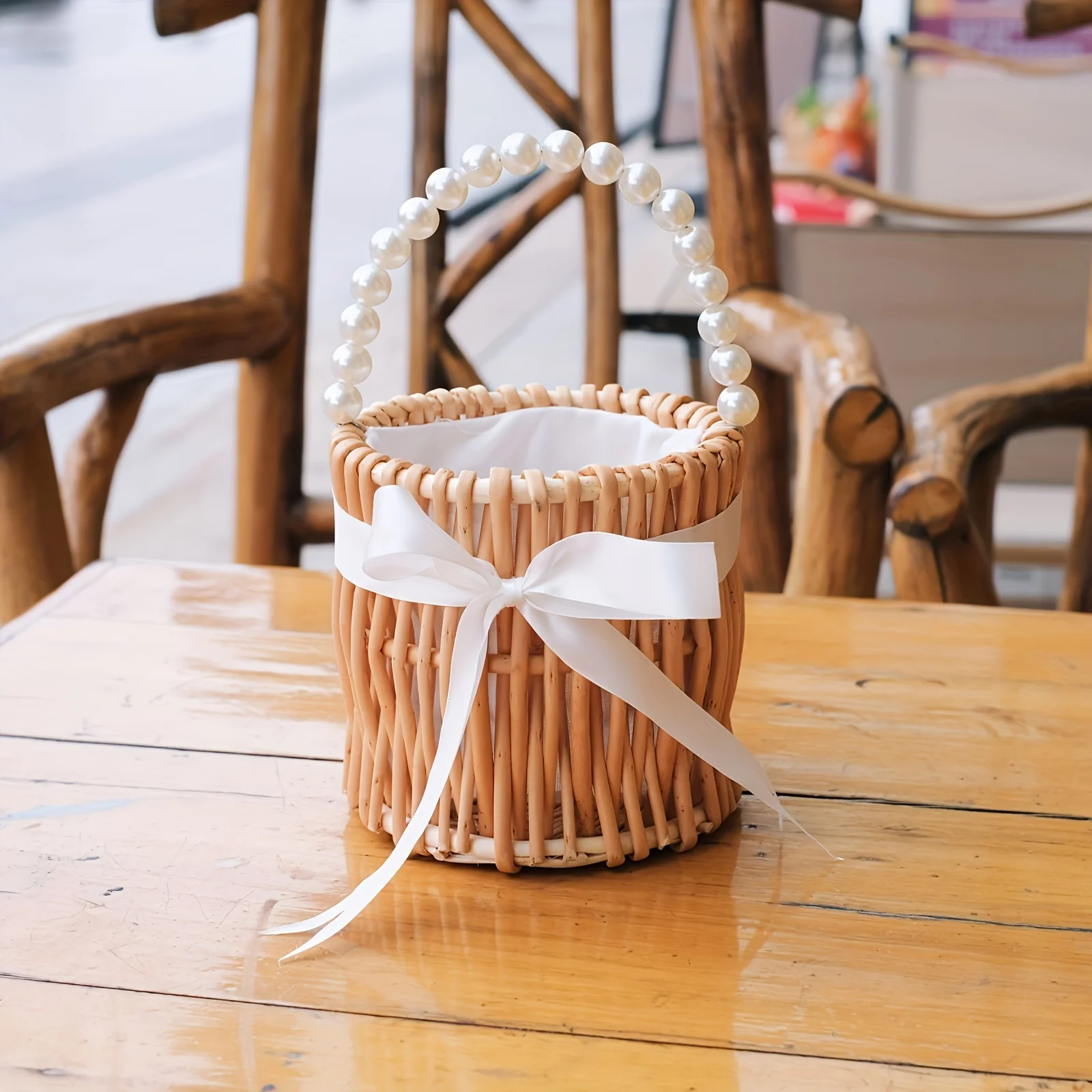 

Элегантная плетеная корзина из ивы с жемчужной ручкой и белой лентой — идеально подходит для свадьбы, вечеринки или подарочной корзины