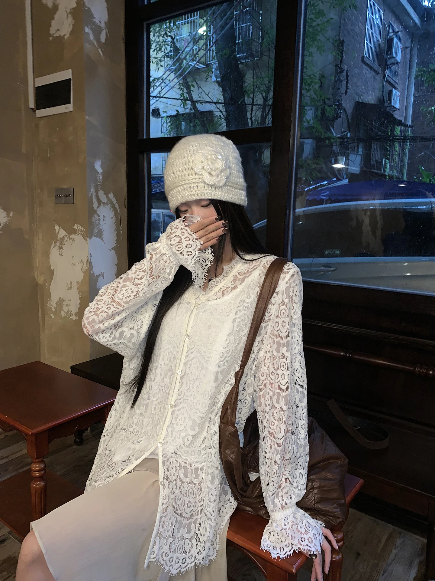 قميص نسائي طويل الأكمام من الدانتيل باللون الأحمر، تصميم فريد لخريف 2025 المبكر، قطعة علوية أنيقة غير تقليدية، مزيج من النايل...