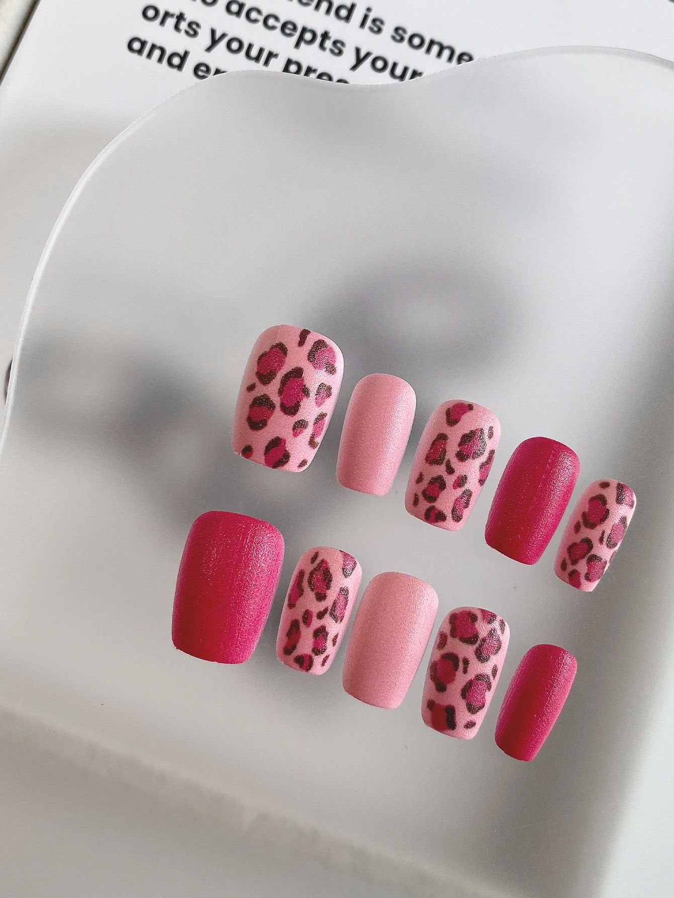 10 Pieces of Nude Pink and Rose Red Contrasting Short Square Nails, Sweet and Cool Y2K Style, Daily Handmade Nail Art for Spicy Girls