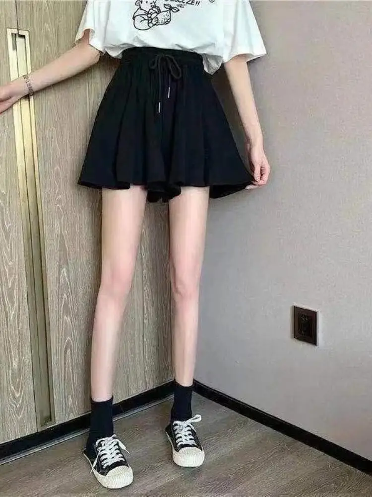 กางเกงขาสั้นเอวสูงผ้ายืดสำหรับผู้หญิง สไตล์ลำลอง ขากว้าง รุ่นซัมเมอร์ 2026 กระโปรงขาสั้นทรงเอ สไตล์เกาหลี ทรงหลวม มินิสเกิร์ต สีดำ