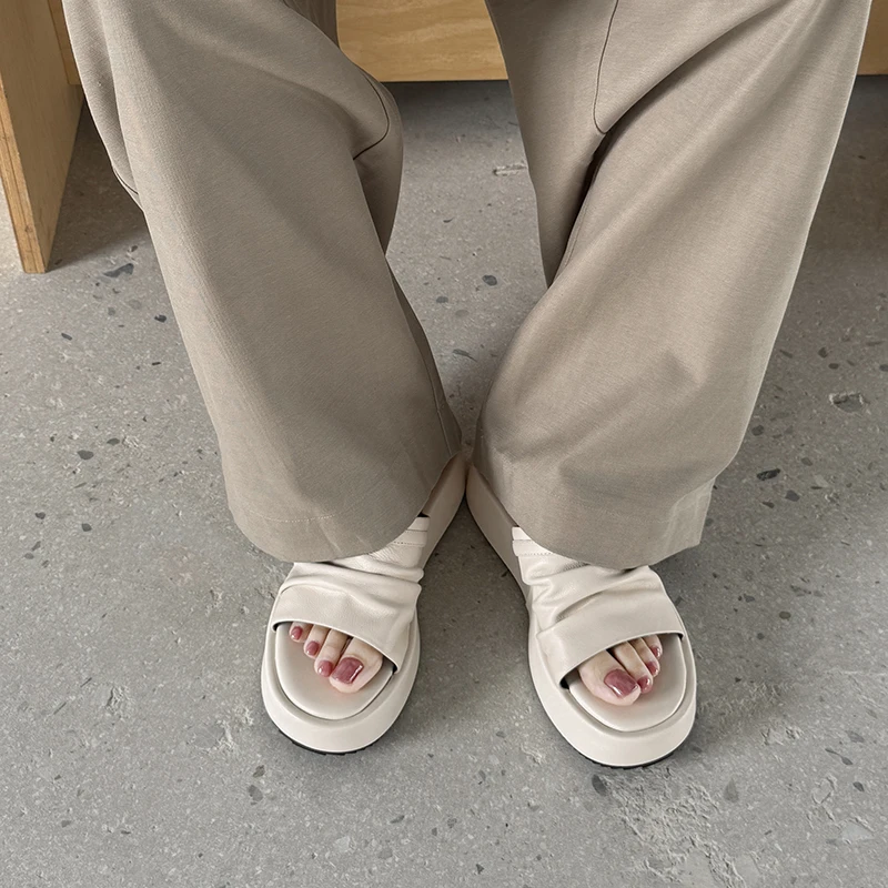 2025 verão plataforma de pele carneiro salto médio plissado palavra chinelos dedo do pé redondo aberto fivela cinto cunha chinelos