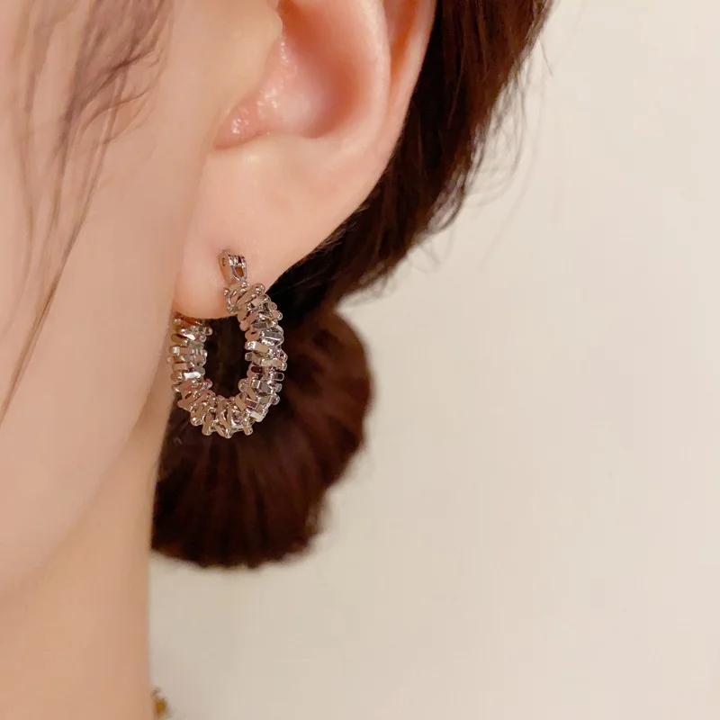 Trending Metal Hoop Earring Fashion New Design Texture Minimalist Korean Cheap Earrings for Women Jewelry Gifts 2024