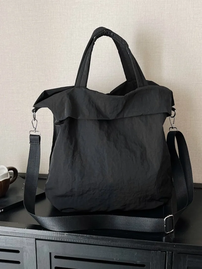 CEEKAY Mattschwarze, gekräuselte Nylon-Umhängetasche, übergroße, weiche Umhängetasche mit einfacher Überschlagöffnung, breiter, verstellbarer Stoffriemen, lässige Handtasche – Detail 19